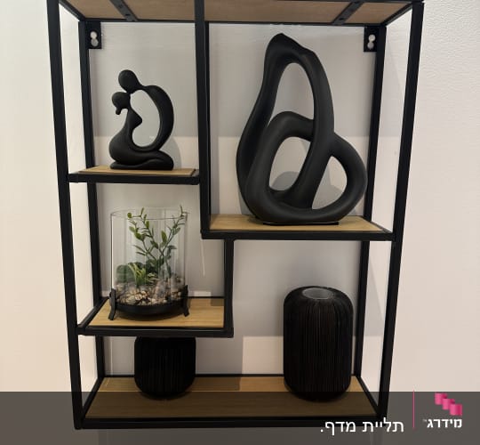 מדף מתכת עם חפצי נוי דקורטיביים